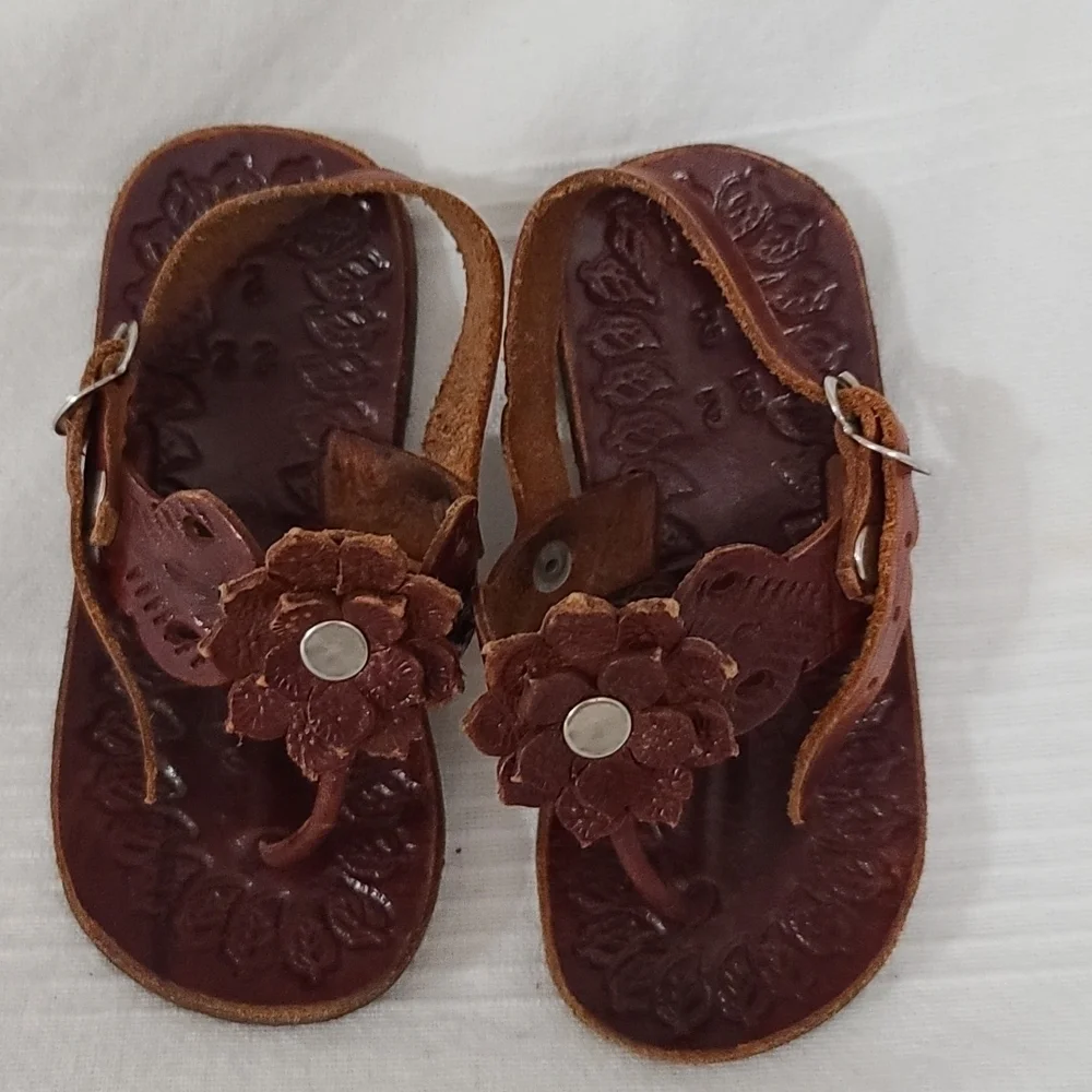 Toddler Girls Hand Tooled Leather Sandals Brown Buckles Floral Accents Sz 2(22)‎